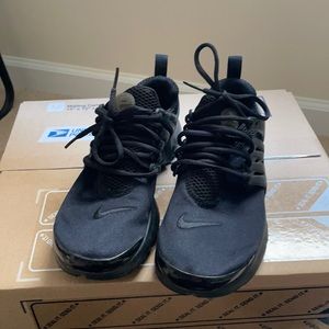 Black Nike tennis shoe size 5Y